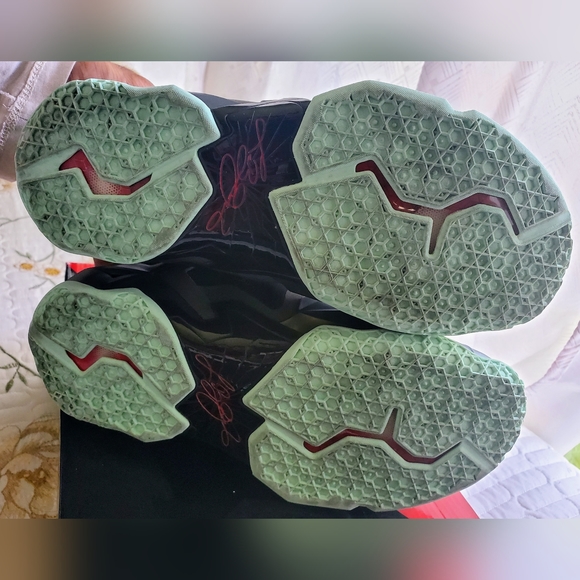 Like New! Nike LeBron XI 11 Kings Pride Parachute Gold sz 9 - Picture 5 of 5